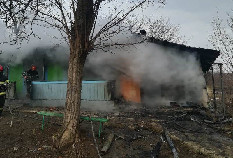 Bătrână rănită într-un incendiu izbucnit la Săveni - FOTO