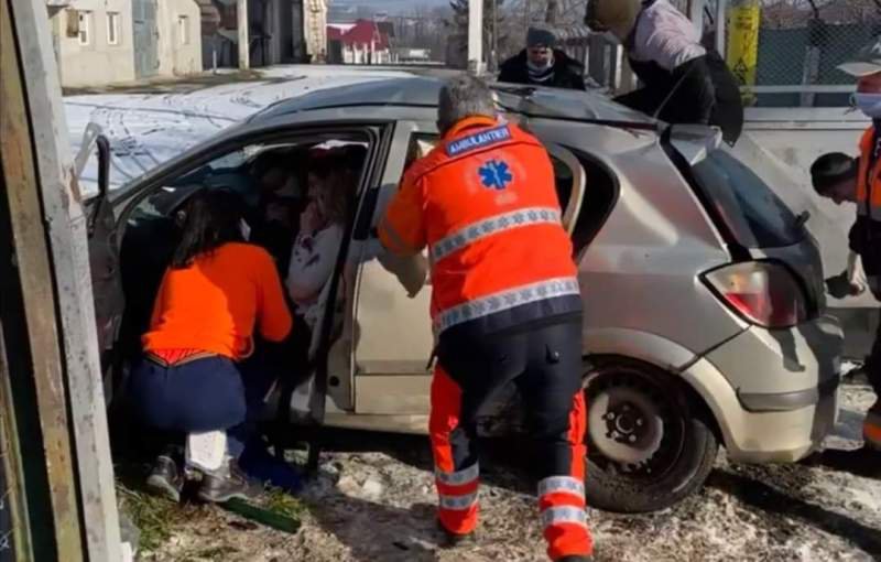 Accident grav ! Trei persoane au murit după ce un TIR a intrat în plin într-o maşină