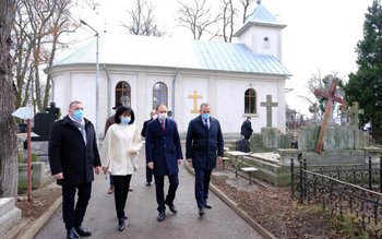 Jerbă de flori depusă de …