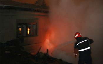 Magazie incendiată de o lumânare …