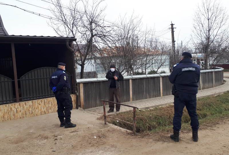 Jandarmii și polițiștii acționează continuu în localitatea carantinată Havârna - FOTO