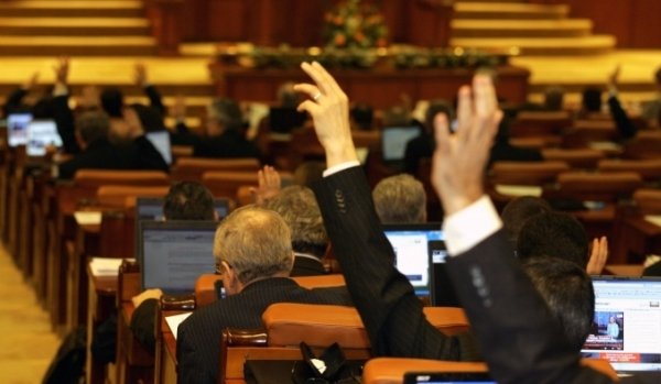 Decizie finală în Parlament. Au fost eliminate toate pensiile speciale, cu excepţia celor militare şi din sistemul de ordine publică