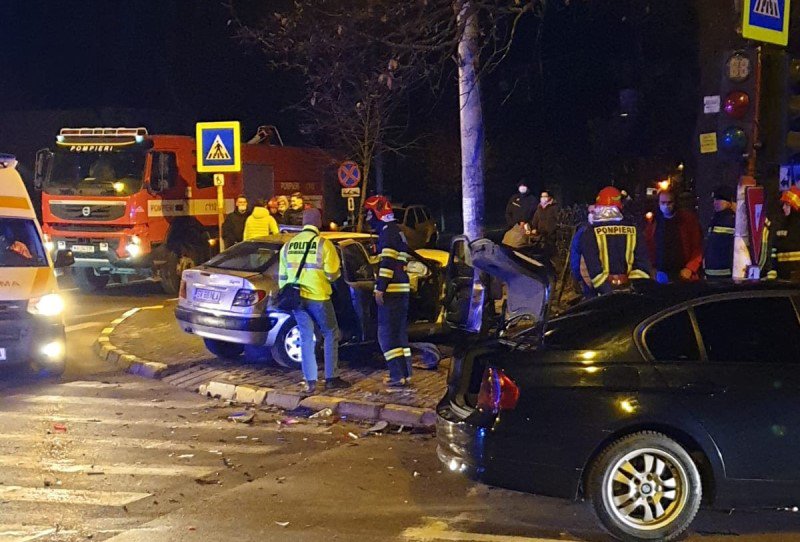 Accident în Botoșani! Două mașini s-au ciocnit violent în intersecția de la Laurian