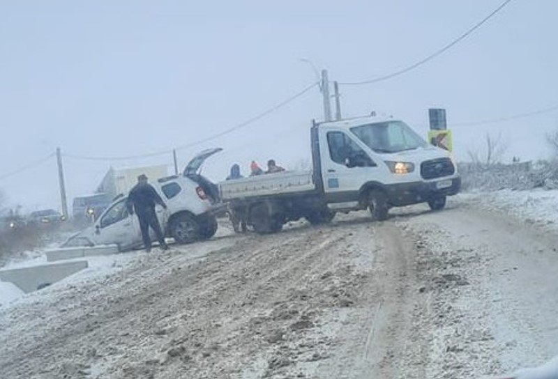 Un șofer a ajuns cu mașina în șanț pe un drum din Botoșani