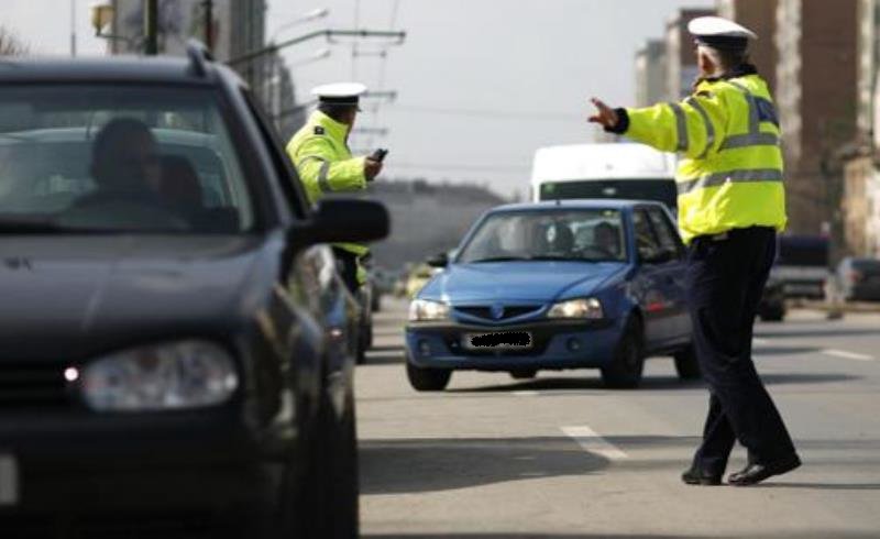 Dosar penal pentru un tânăr de 25 de ani care a ieșit la plimbare cu mașina