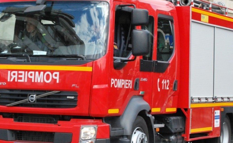 Mașină cuprinsă de flăcări în timp ce se deplasa pe o stradă din Botoșani