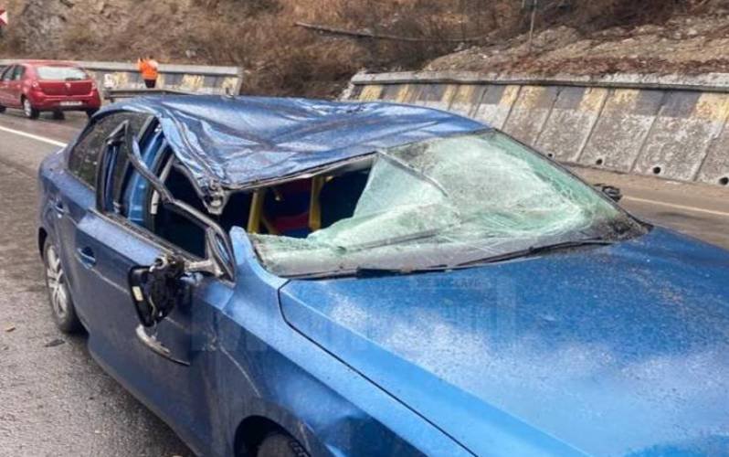 Accident grav în județul Suceava! O femeie de 43 de ani a murit după ce un arbore s-a prăbușit peste mașina în care se afla