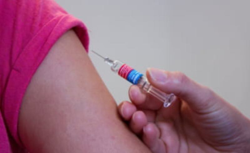 Caz bizar în campania de vaccinare anti-COVID: O doctoriţă a paralizat după rapel