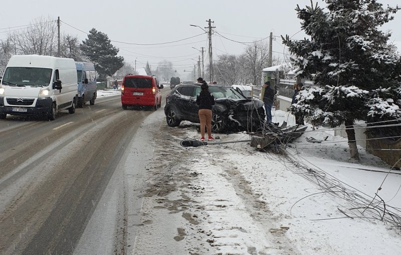 Accident produs de o șoferiță din Botoșani! A intrat cu mașina într-un stâlp