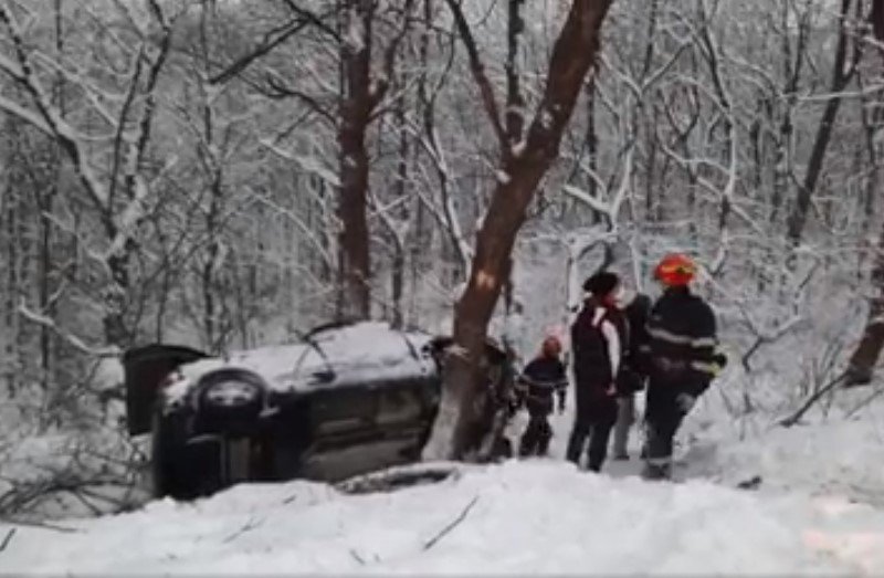 Accident! Cinci victime după ce o mașină s-a răsturnat într-o râpă la Baisa - FOTO