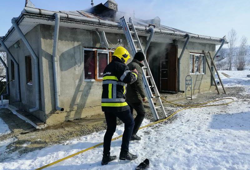 Locuința afectată de un incendiu la Cristești! Atenție la coșurile de fum neprotejate termic față de materialele combustibile!