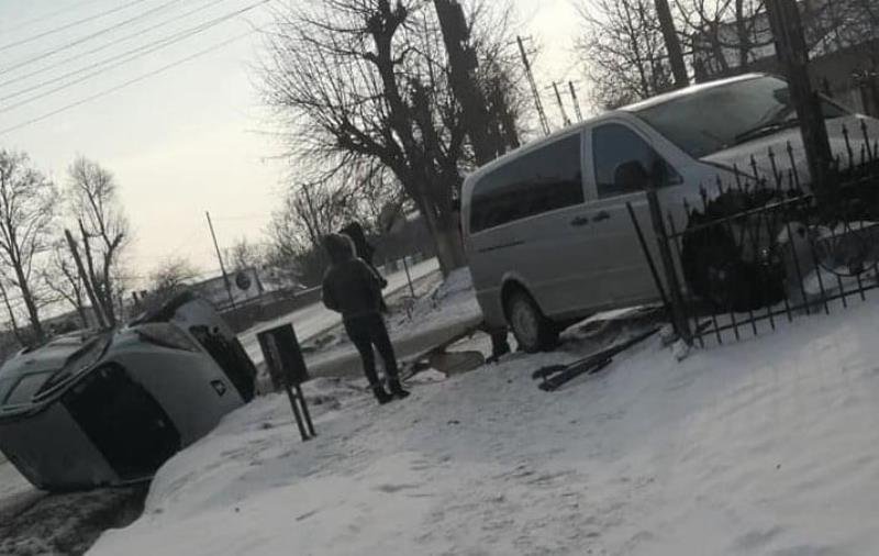 Accident la Flămânzi. O mașină s-a răsturnat după ciocnirea cu un microbuz