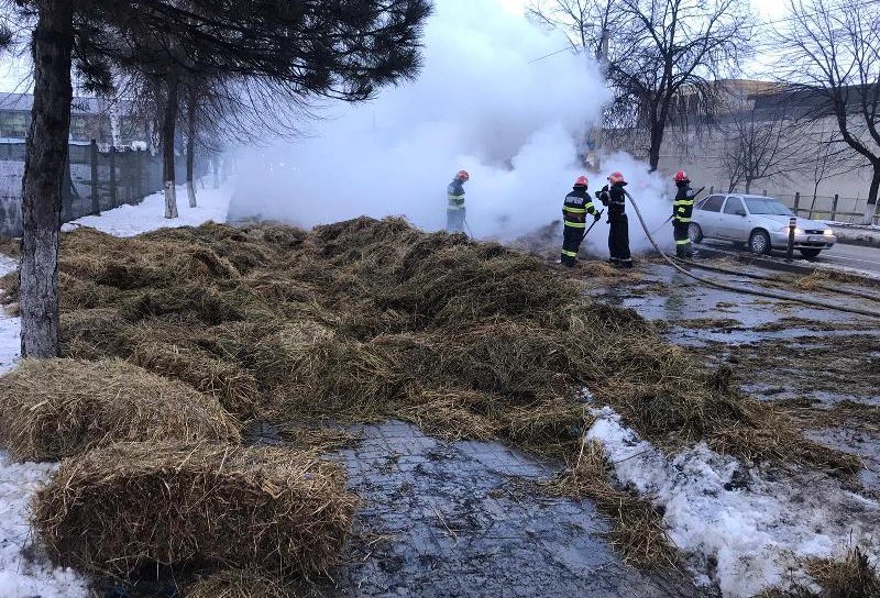 O platformă încărcată cu baloți de fân a luat foc în timp ce se deplasa pe o stradă din municipiu - FOTO