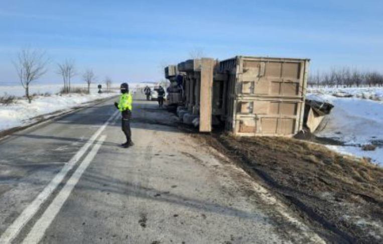 Un camion încărcat cu cereale s-a răsturnat în județul Botoșani