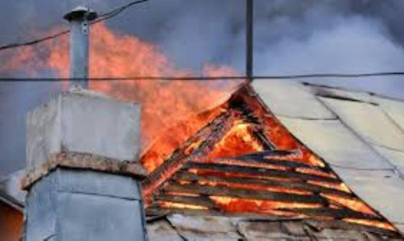 Incendiu provocat de o mână criminală! Suspectul este căutat de autorități