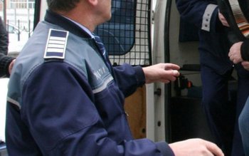 Tânăr „săltat” de poliţişti şi …