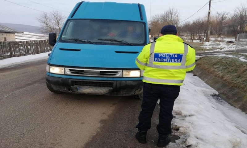 Autoturism cu documente falsificate depistat în trafic de poliţiştii de frontieră din Dorohoi