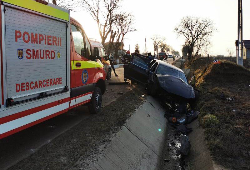 Accident grav în județ! O tânără a ajuns la spital după o ciocnire violentă între două mașini - FOTO