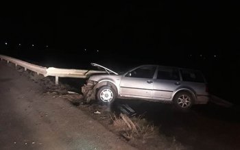 Mașină înfiptă într-un parapet metalic …