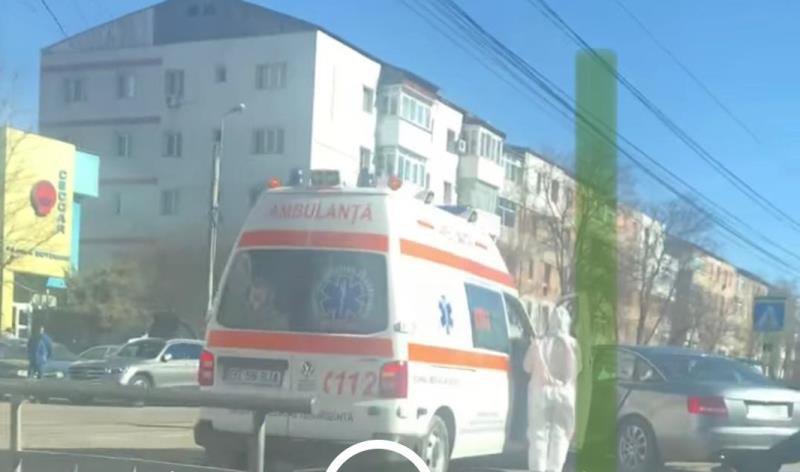 Accident rutier în Botoșani. Un autoturism nu a acordat prioritate unei ambulanțe