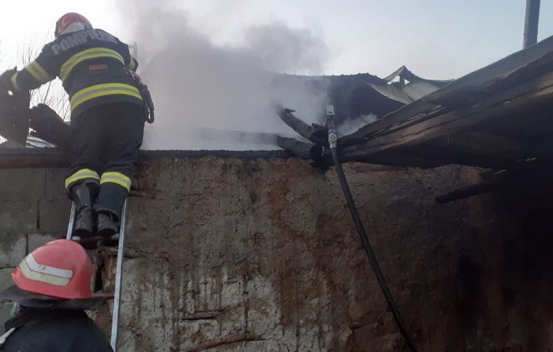 Locuință distrusă din cauza unei bucăți de jar care a căzut din sobă