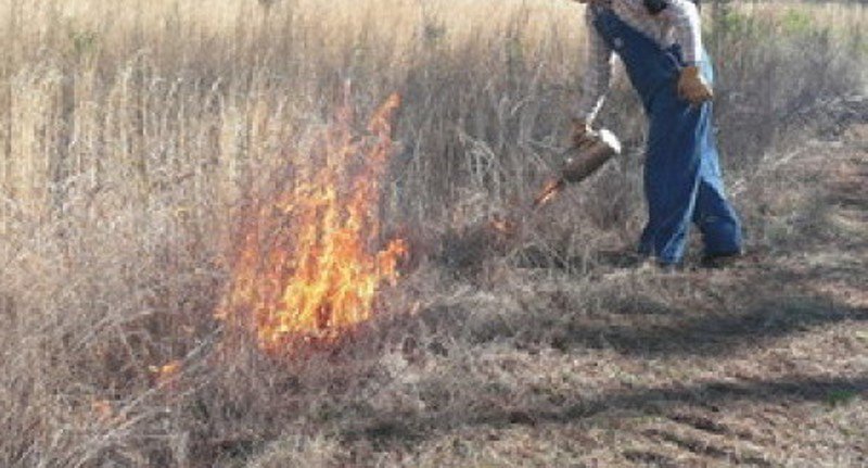 Inconștiență! Un botoșănean s-a ales cu arsuri grave după ce a aprins cu benzină niște resturi vegetale