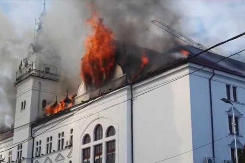 Pompierii botoșăneni intervin pentru stingerea incendiului care a cuprins Prefectura Suceava