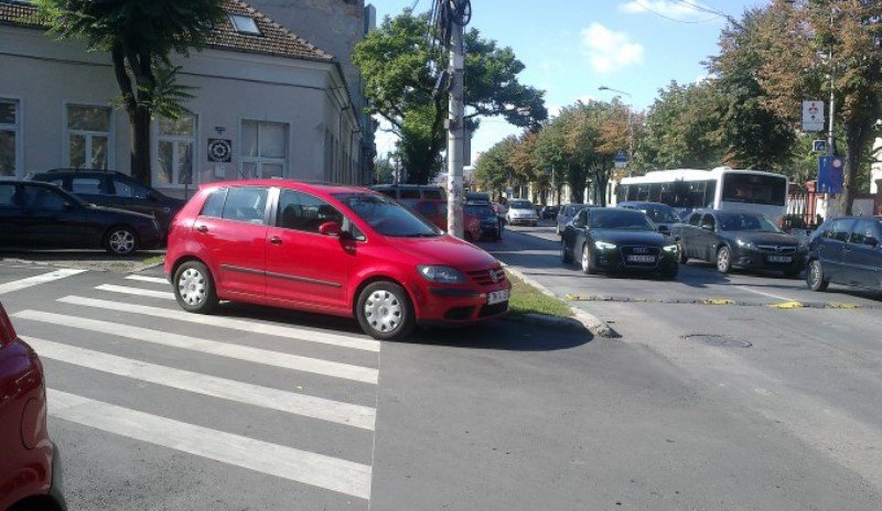 Șoferi amendați în Botoșani pentru oprire neregulamentară în zona trecerilor pentru pietoni