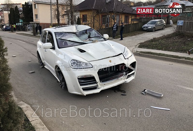 Accident în Dorohoi! O mașină a rupt un stâlp de pe strada George Enescu - FOTO