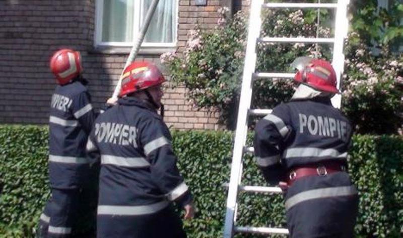 Panică pentru o femeie din Dorohoi! A solicitat intervenția pompierilor pentru a ajunge la fetița care s-a încuiat în apartament
