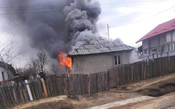 Casă cuprinsă de flăcări la …