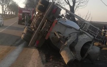 Camion răsturnat în localitatea Roma. …