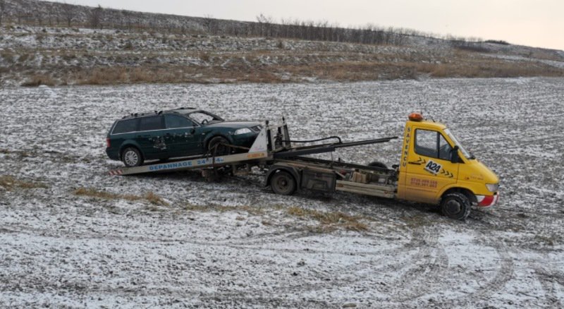 Zăpada face noi victime. O mașină s-a răsturnat pe un drum din Botoșani
