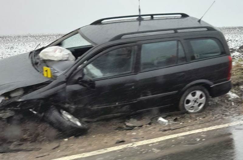 Accident! Două mașini s-au ciocnit după o depășire imprudentă – FOTO