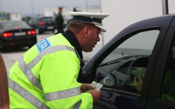 Oprit de polițiști deoarece se …