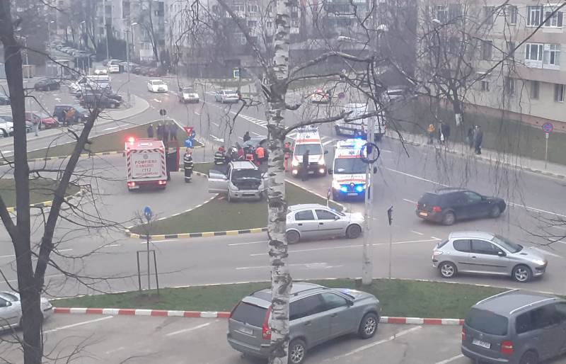 Accident în intersecția din fața ISU Botoșani. Trei copii au fost transportați la spital - FOTO
