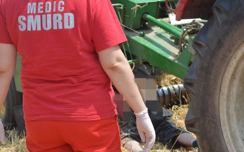 ACCIDENT GRAV! Bărbat prins sub tractor, preluat de terapia intensivă