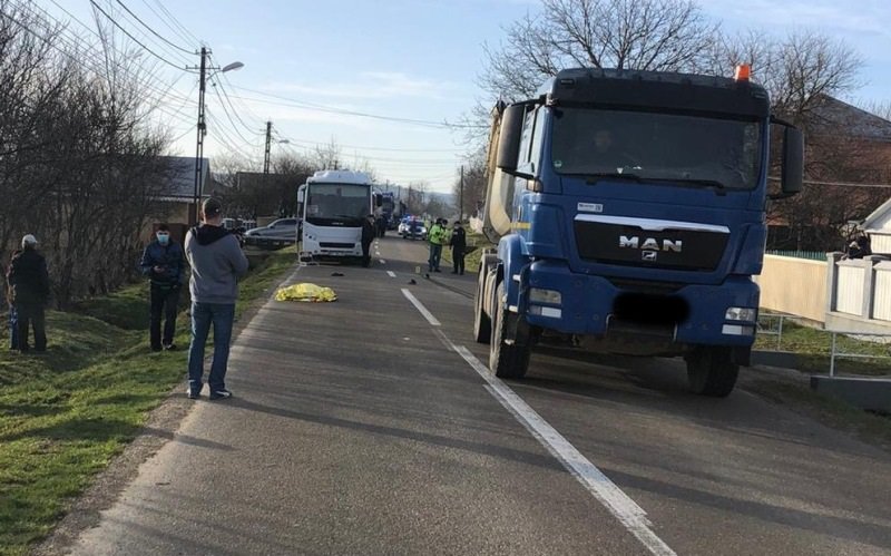 O bătrână și-a pierdut viața după ce a lovit-o în plin un camion pe un drum din județ