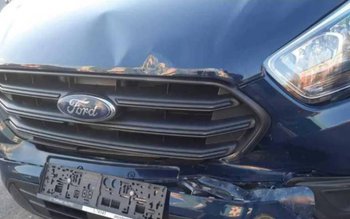 Autoutilitara care transporta vaccinuri anti-COVID …