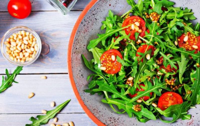 De ce este bine să consumăm primăvara salată de păpădie