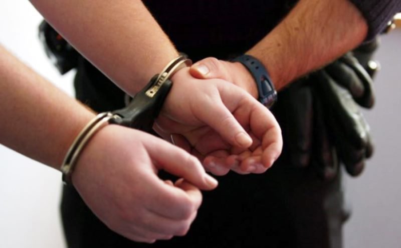 Individ condamnat la închisoare, săltat de polițiști și dus în cătușe la Penitenciarul Botoșani