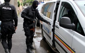 Șase mandate de percheziție domiciliară …
