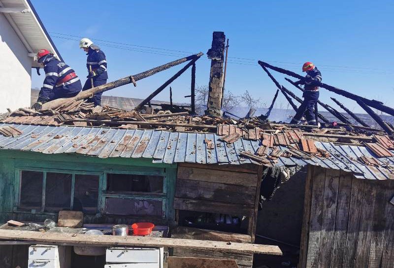 Casă distrusă de foc din cauza unui coș și a unor lucruri vechi aruncate prin pod - FOTO