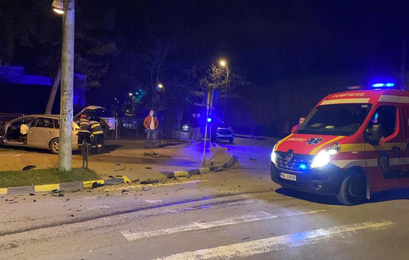 Două persoane au ajuns la spital în urma unui accident produs într-o intersecție din Botoșani