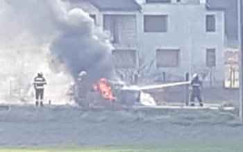 Autoturism distrus de flăcări pe …