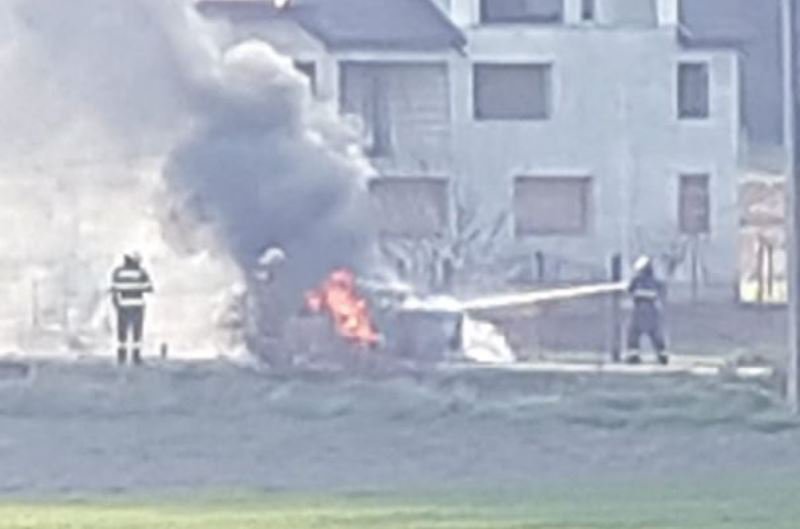 Autoturism distrus de flăcări pe drumul spre Mesteacăn