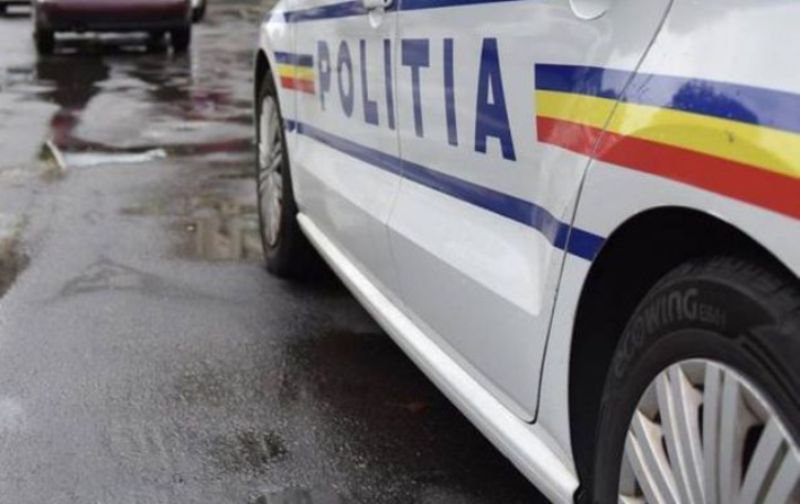 Mort de beat, un șofer a intrat cu mașina într-un stâlp