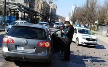 Două mașini s-au ciocnit puternic …