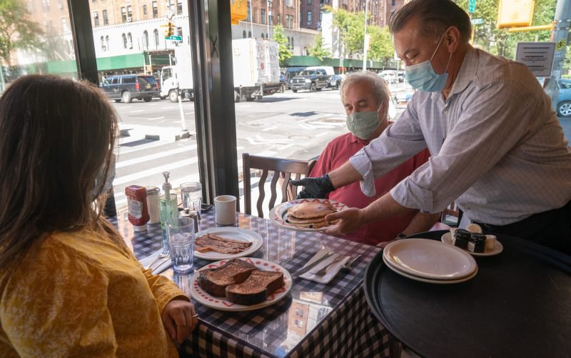 Cîțu: Restaurantele cu tot personalul vaccinat ar putea rămâne DESCHISE