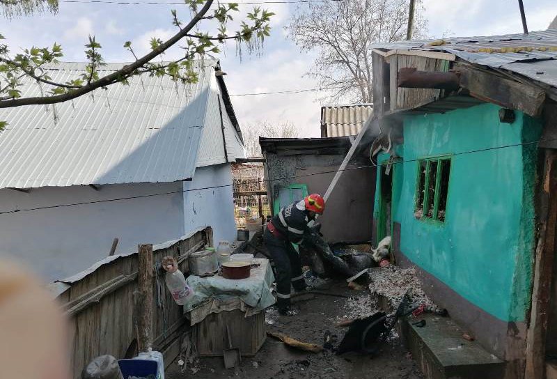 Doi bătrâni din Săveni au ajuns la spital cu arsuri în urma unui incendiu care le-a cuprins locuința - FOTO